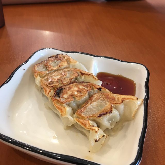 沖繩暖暮拉麵，豚骨拉麵與煎餃的絕妙搭配