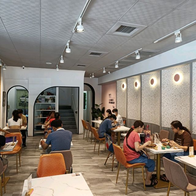 屏東早午餐推薦 咕嘰咕嘰早午餐分享 用餐環境衛生、寬敞、舒適 服務周到