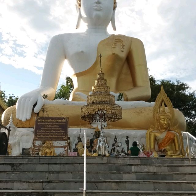 วัดที่มีการบูชาด้วยมาลัยเยอะมาก