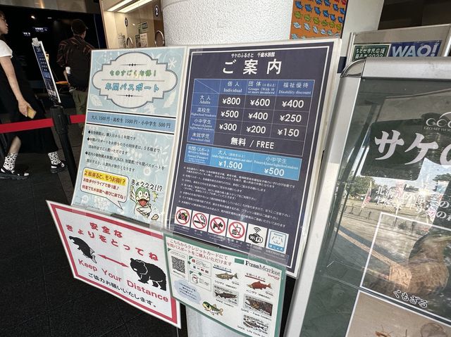 北海道・千歳。千歳川に設置された『インディアン水車』と『サケの慰霊塔』と『千歳水族館』