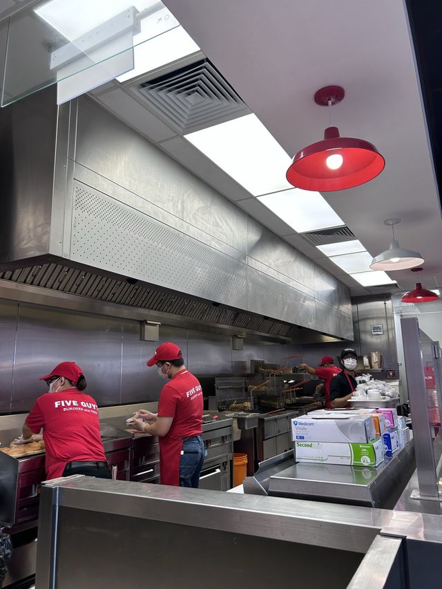 ［香港］ FIVE GUYS🇭🇰｜香港必吃美國連鎖速食店 漢堡超juicy🤤 