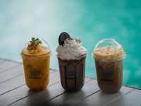 คาเฟ่นครปฐมบรรยากาศดี มีสระน้ำสีฟ้าขนาดใหญ่