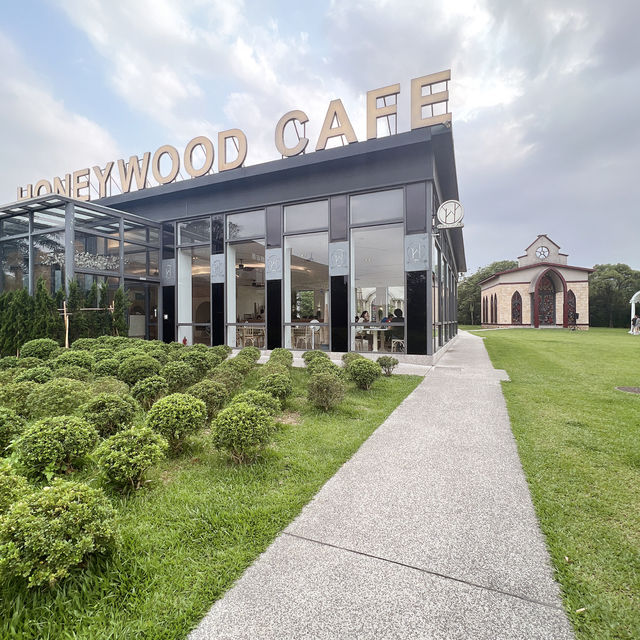 桃園平鎮區 有如好萊塢大景點 IG超火紅網美咖啡廳《Honeywood cafe》