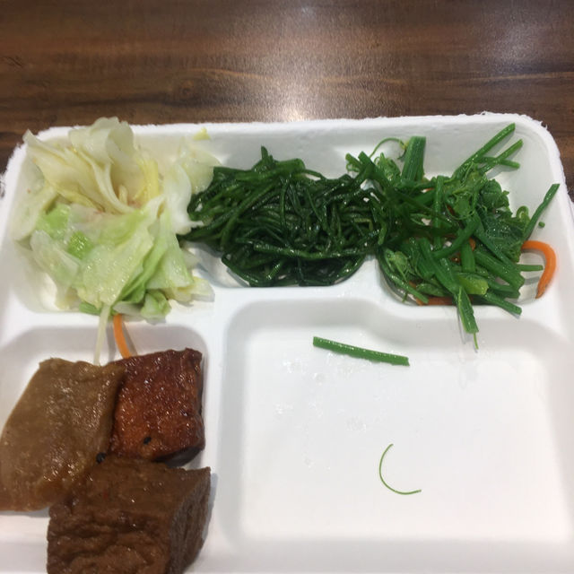 新店小豆苗素食自助餐，讓你吃得健康又環保