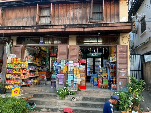 ตลาดมืด ณ หลวงพระบาง ตลาดมืด ณ หลวงพระบาง