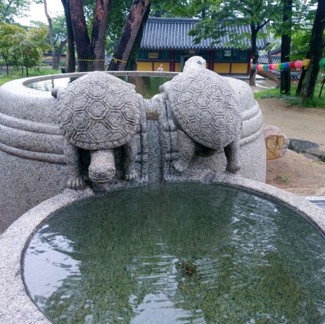 달마는 웃고잇다  직지사대웅전앞 
