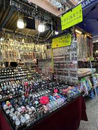 香港特色街道之一。旺角花園街