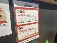 福岡・天神。『豚骨セワン』の博多豚骨ラーメンは『赤・白・黒』の3種類