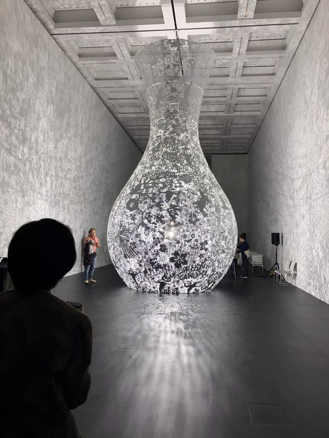 【陰影を使った芸術的な作品！🎨】無料で見れる真空のゆらぎに行くべき！✨
