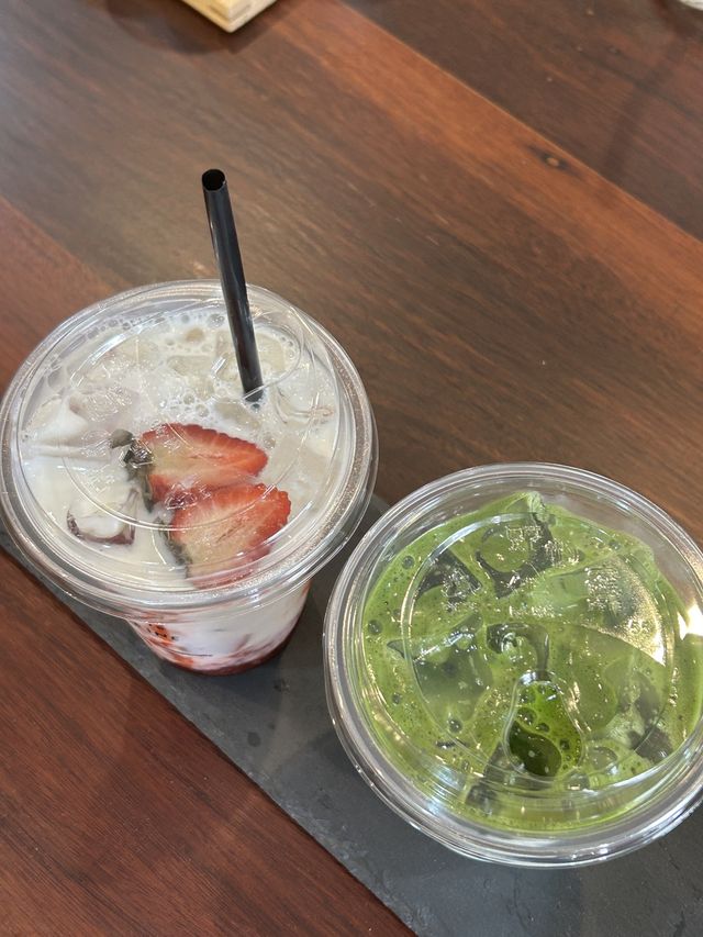 little leaf คาเฟ่มินิมอลตีมคริสต์มาส