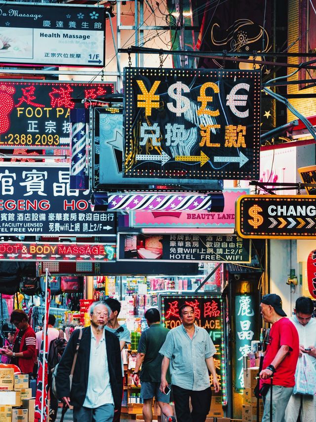 Discover the cyberpunk streets of Mong Kok 📷