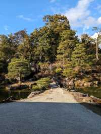 仁和寺の庭や池を眺めるていると、神社とは、また違う…寺院独特の荘厳な美しさを感じる