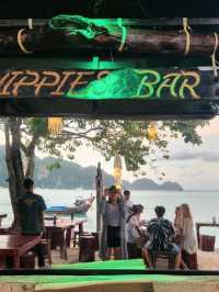 นั่งชิลฟังเสียงคลื่นที่ Hippies Bar & Restaurant