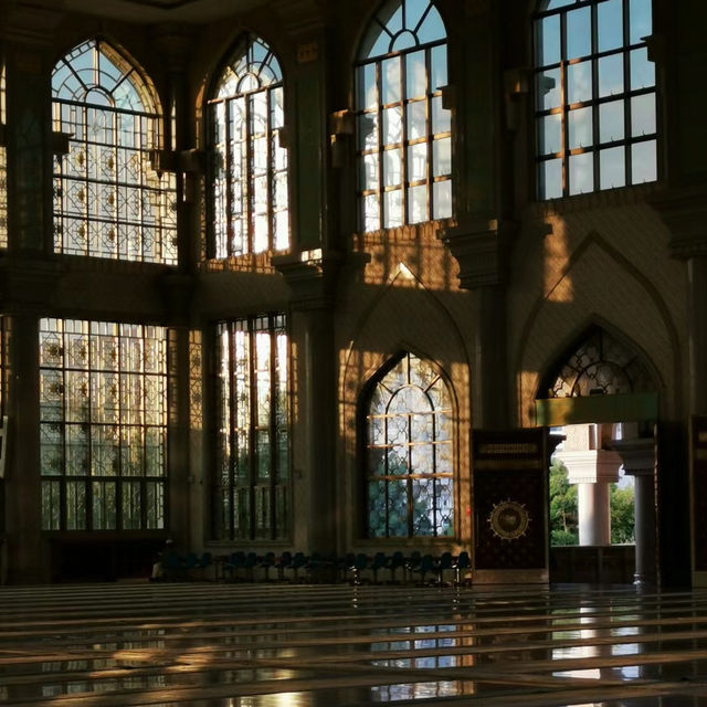 「吉隆坡AIMST Mosque：宗教與文化交流的聖殿，尋求內心寧靜和平衡！」
