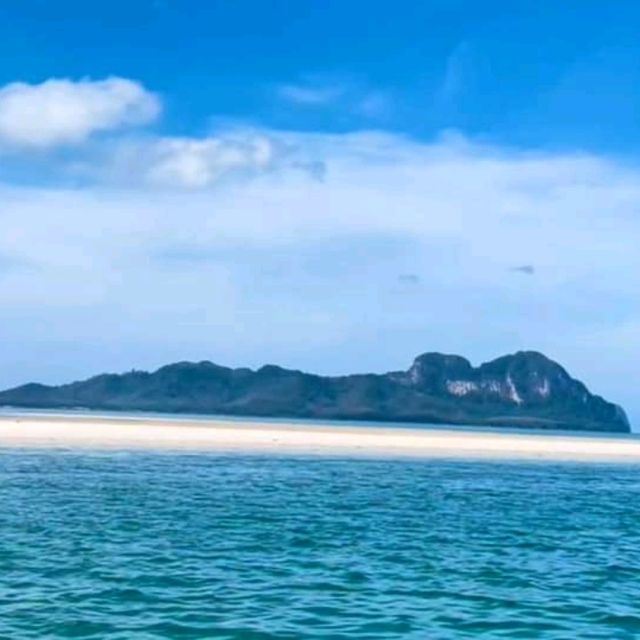 เกาะมุก น้ำทะเลใส หาดทรายขาว