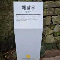 기암괴석 절벽에 위치한 향일암