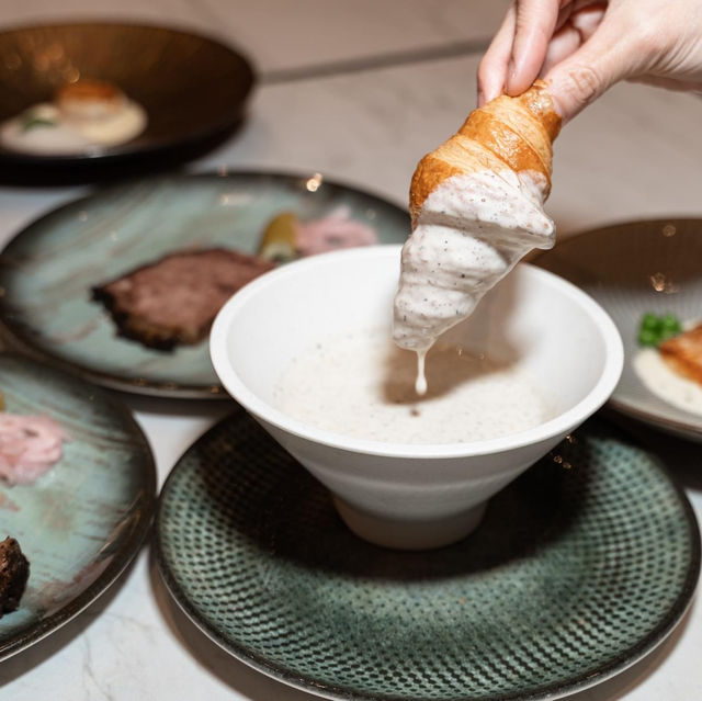 Copper Beyond Buffet | 黑松露忌廉湯配牛角包