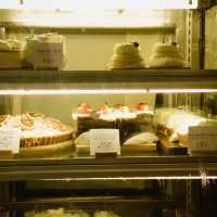 ธรรมดาแสนพิเศษ: คาเฟ่สุดอบอุ่นกับเค้กกล้วยหอมอร่อย