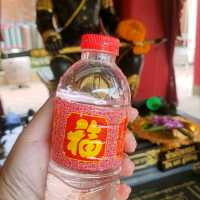 ไหว้พระขอพร รดน้ำมนต์สระน้ไศักดิ์สิทธิ์