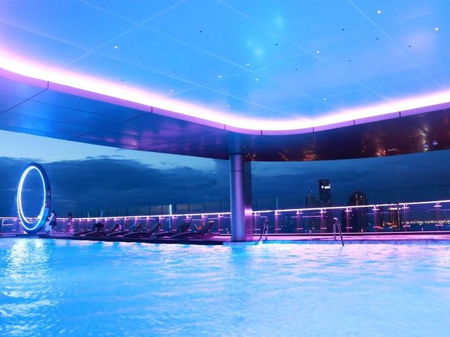 Sky pool ยามค่ำคืน 