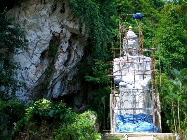 เที่ยวลอดถ้ำวัดเขาประทุน ระยอง
