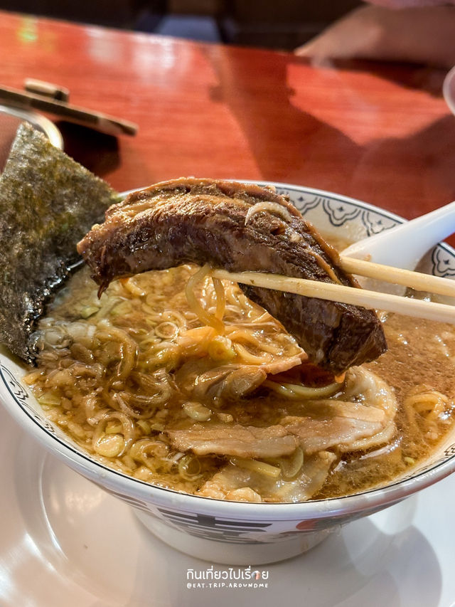 ราเมนซุปเข้มข้นที่ต้องลอง หมูสามชั้นตุ๋นดีงามมาก!