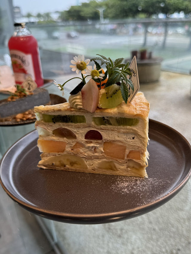宜蘭必吃千層！坐擁無敵景緻「Tjuku cafe啾咕咖啡」