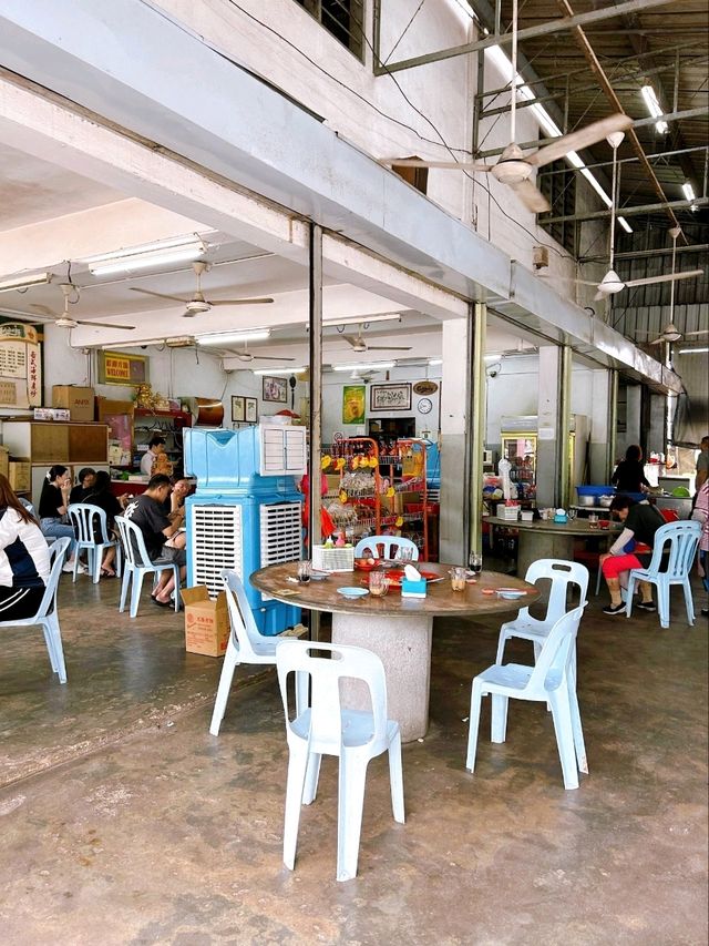 Enjoying Local Thick Black Noodles at Atap-OD Yong Peng
