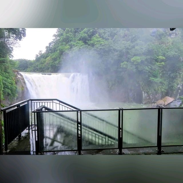 雨中遊壯觀十分瀑布，老街祈願放天燈