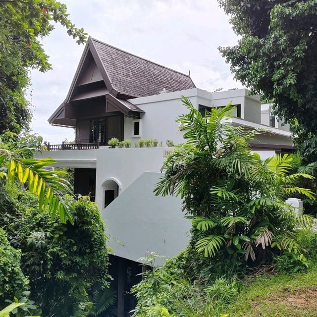 Exclusive Resort, Beautiful Beach, Emerald Water!