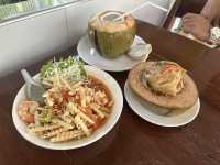 พาไปทานอาหารอร่อยๆ…ร้านลับในสวนมะพร้าว 🌴