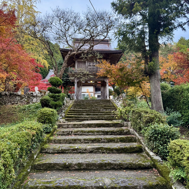 紅葉の名所、古刹「洞光寺」。