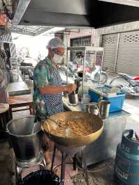 ร้านผัดไทห่อไข่ ซอยวิยะดา