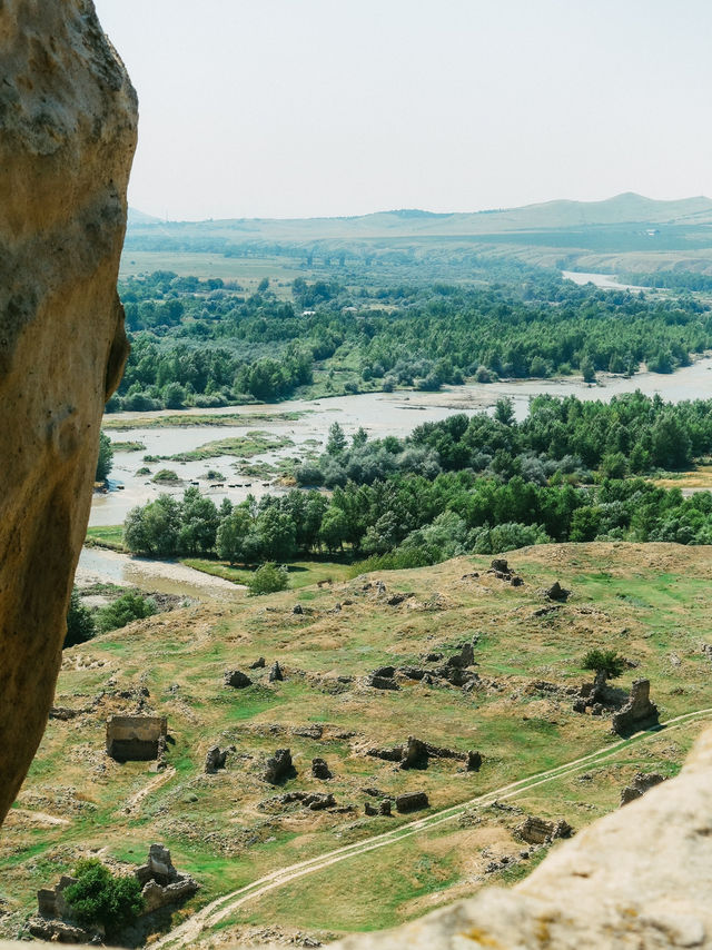 岩を掘り抜いて作られた古代都市！ウプリツィヘ🇬🇪🪨
