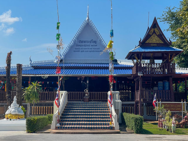 กราบหลวงพ่อเพชร ที่วัดศรีชุม
