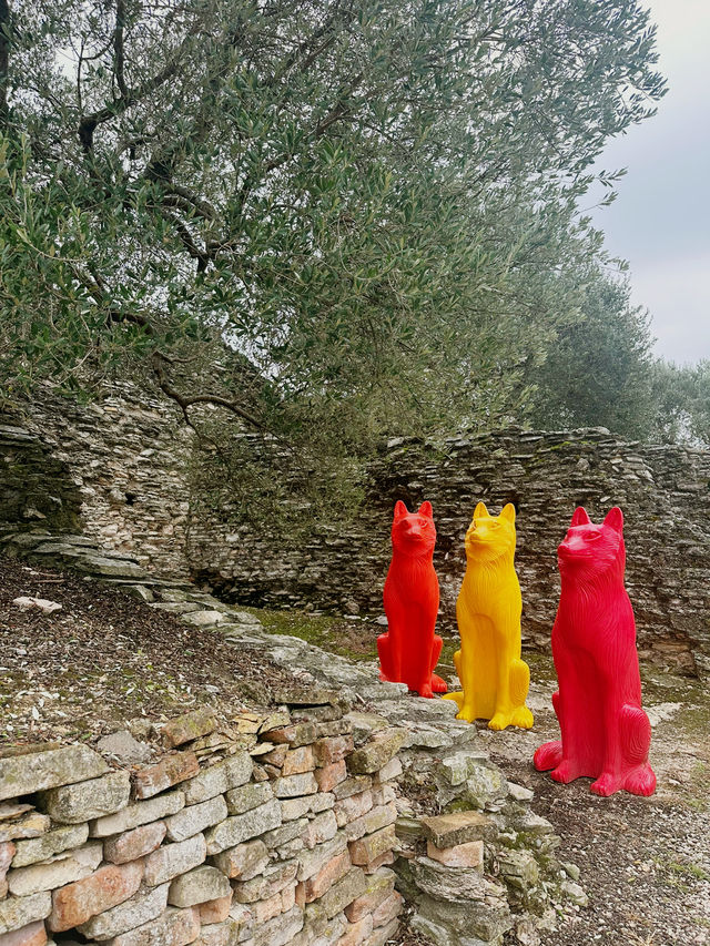 가르다 호수의 보석, 카툴로스 동굴에서의 현대 미술 전시!