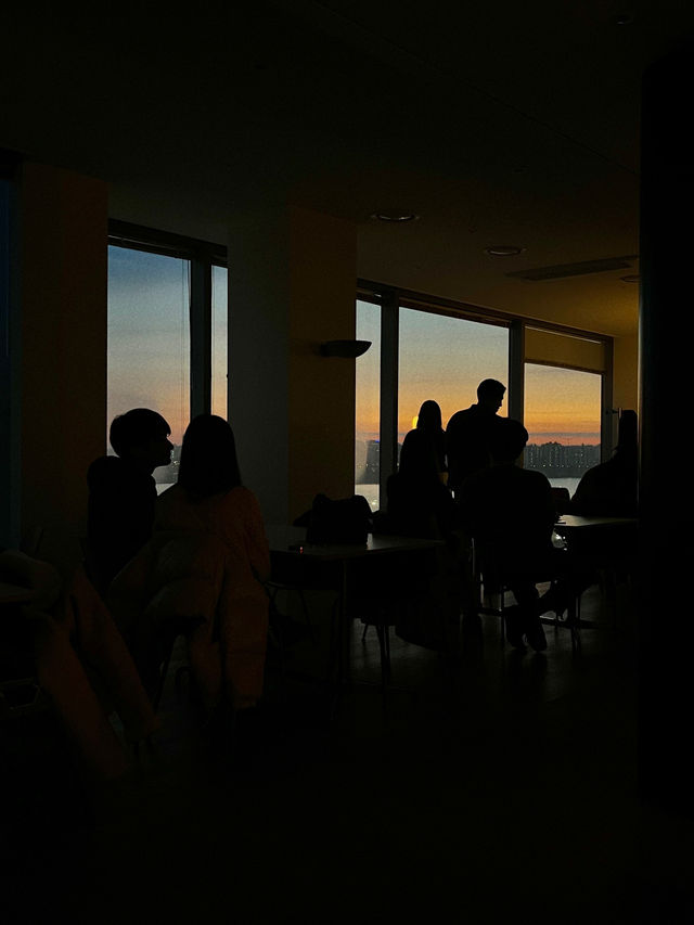 노을진 풍경을 만끽할 수 있는 카페🌆