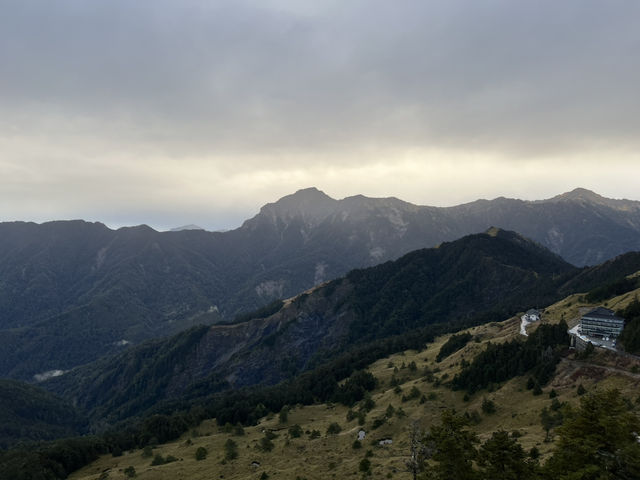 登上合歡山瞭望台，俯瞰雲海與群山的壯闊美景