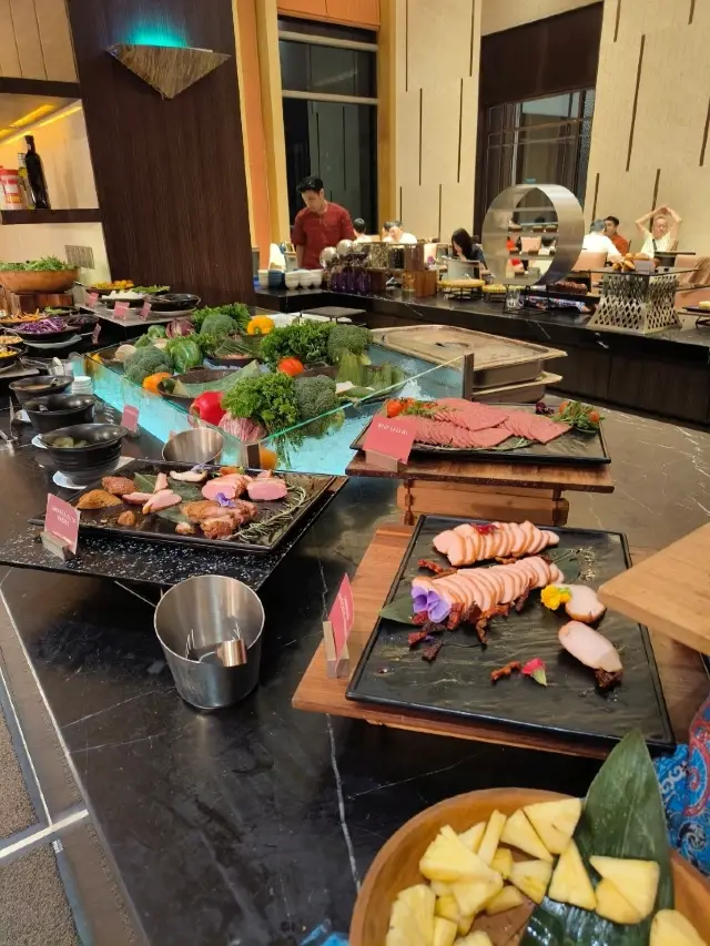 왕을 위한 성찬, 더 코트야드에서.