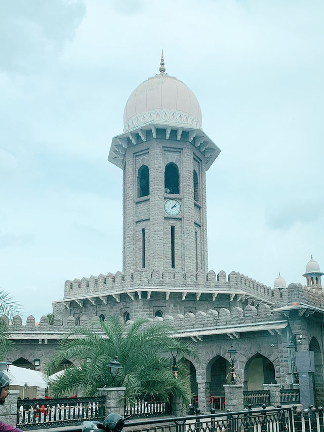 Hyderabad’s Chaotic Charm on Wheels