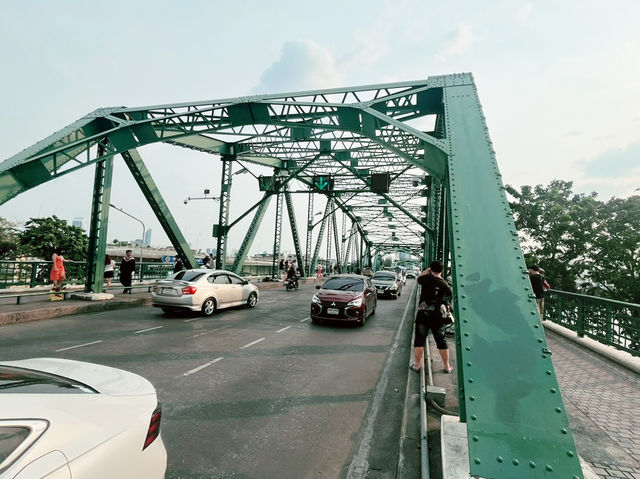 泰國曼谷著名橋景點：Phra Phutthayotfa Bridge。適合拍照打卡了觀光旅遊！ 
