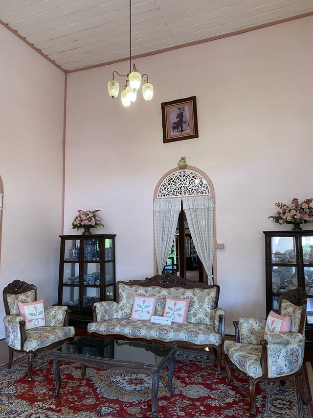 บ้านวงศ์บุรี จ.แพร่ – คฤหาสน์สีชมพูสุดคลาสสิก 