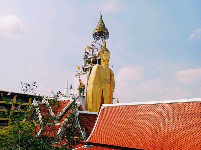 泰國曼谷市中心著名地標性寺廟景點：印卓威漢寺，十四世紀古跡寺廟，32米高金色雕像，適合打卡拍照📸冥想