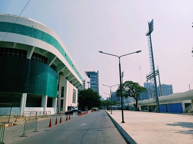 泰國曼谷市中心素坤逸區百年老體育場百年大學校區一日遊行程，體驗曼谷百年歷史底蘊，適合休閒打卡拍照📸