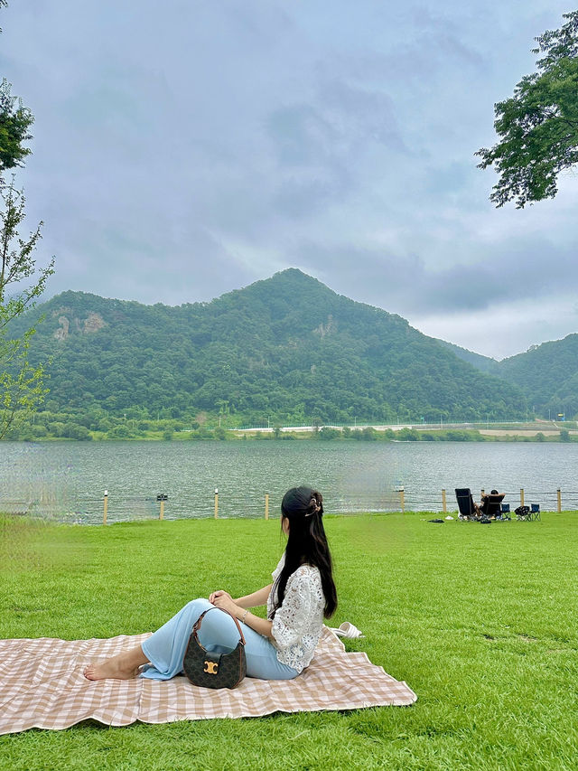 피크닉 분위기의 이색 카페