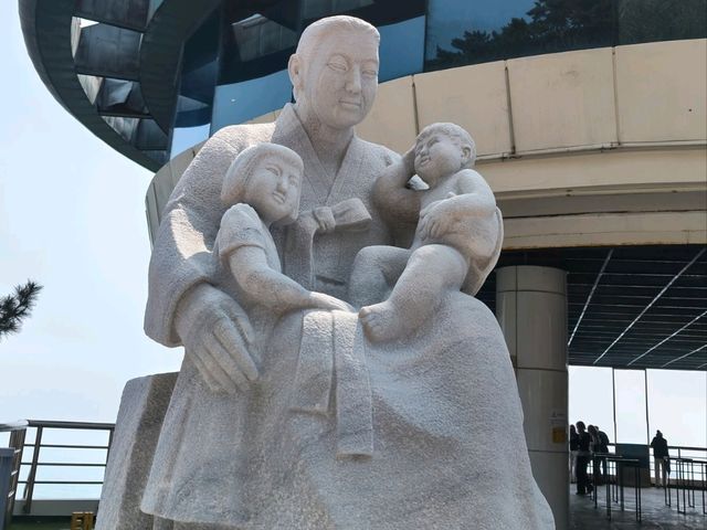 搭DANUBI列車暢遊釜山國家地質公園~太宗台，賞櫻花和玉蘭花。