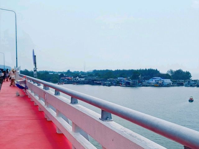 กินลมชมวิวที่สะพานแหลมสิงห์