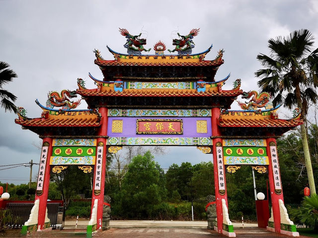 Tian Pao Kong Temple: Where Firecrackers, Fortune & the Best Char Siew Collide" �🧨