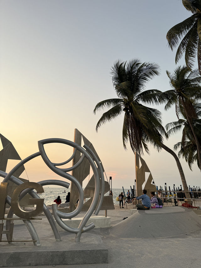 มาดูพระอาทิตย์ตก “หาดบางแสน” 🏝️