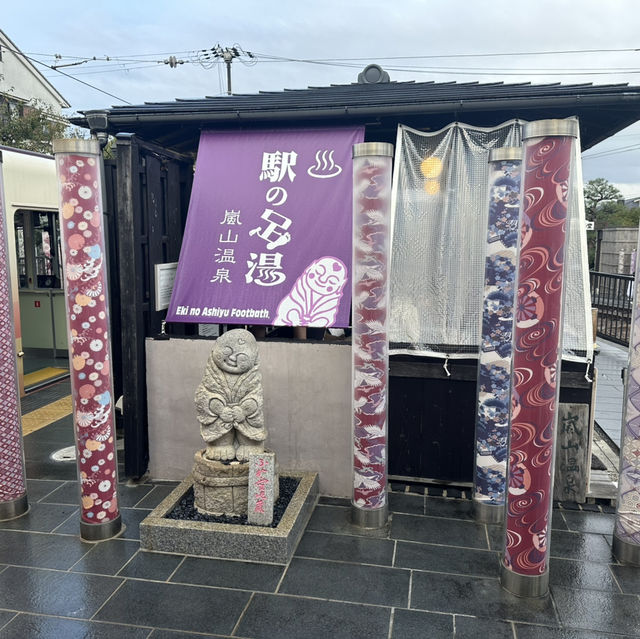 嵐山車站足湯：暖心暖胃的療癒時光，在京都的鐵道秘境享受片刻寧靜！